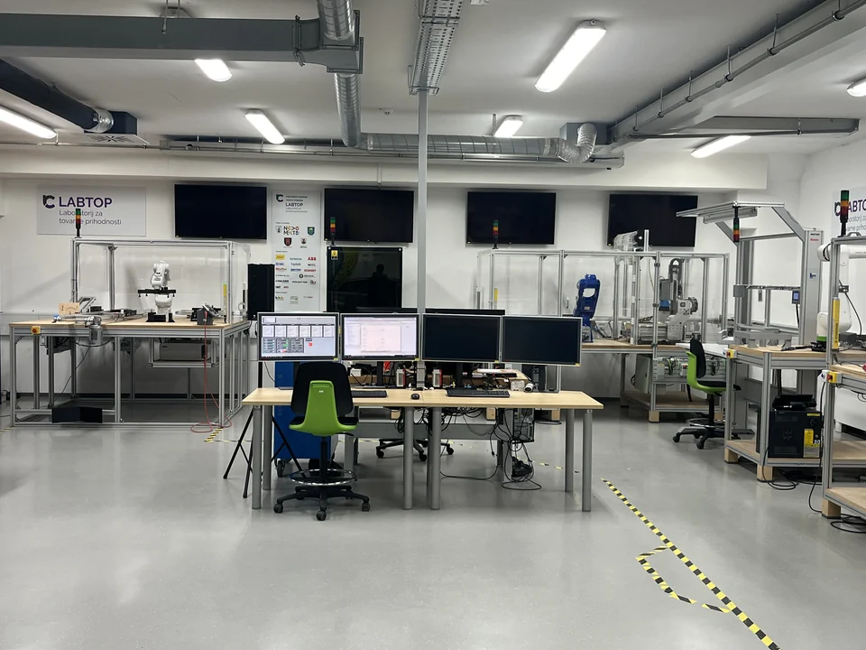 Nadgrajena demonstracijska proizvodna linija v laboratoriju LabTOP.